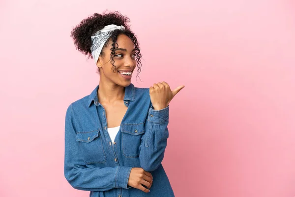 Mujer Latina Joven Aislada Sobre Fondo Rosa Apuntando Hacia Lado —  Fotos de Stock