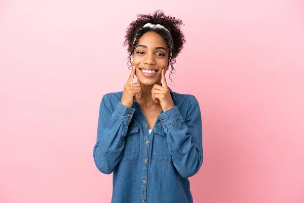 Mulher Latina Jovem Isolado Fundo Rosa Sorrindo Com Uma Expressão — Fotografia de Stock