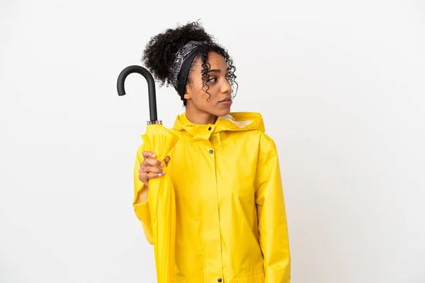 Jovem Com Capa Impermeável Guarda Chuva Isolado Fundo Branco Olhando — Fotografia de Stock