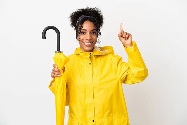 若いです女性とともに防雨コートと傘隔離上の白い背景指摘素晴らしいアイデア — ストック写真