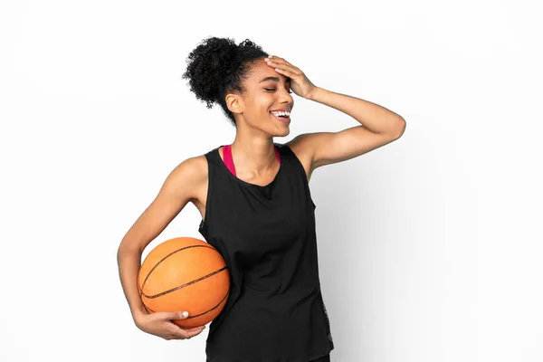 Pemain Basket Muda Latin Wanita Terisolasi Latar Belakang Putih Tersenyum — Stok Foto