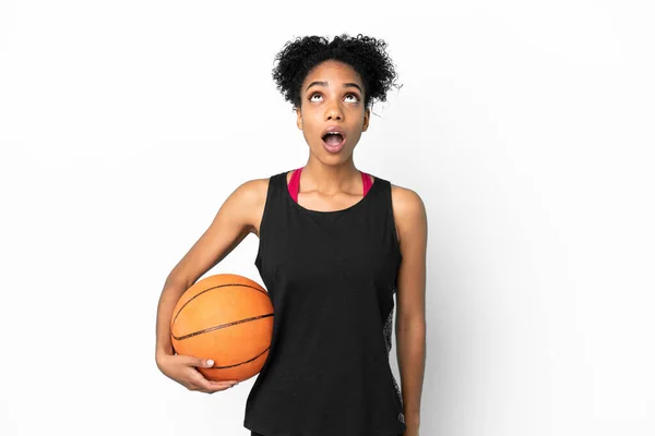 Pemain Basket Muda Latin Wanita Terisolasi Latar Belakang Putih Melihat — Stok Foto