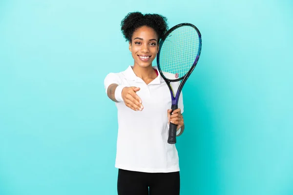 Jonge Tennis Speler Vrouw Geïsoleerd Blauwe Achtergrond Schudden Handen Voor — Stockfoto