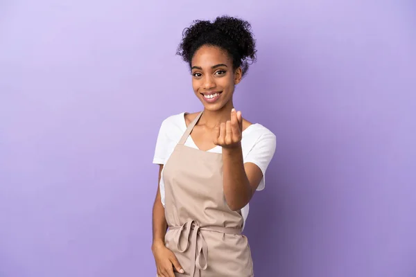 Restaurante Garçom Mulher Latina Isolado Fundo Roxo Fazendo Gesto Dinheiro — Fotografia de Stock