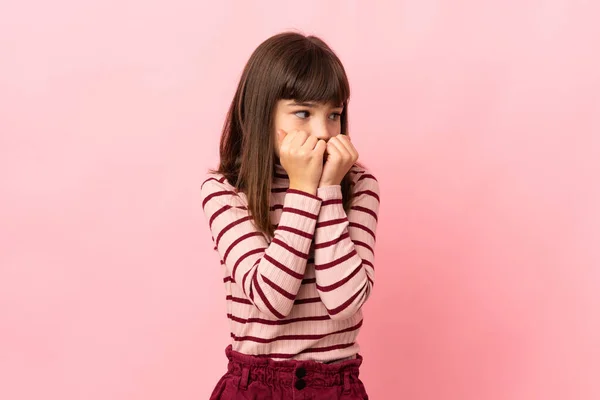 Klein Meisje Geïsoleerd Roze Achtergrond Nerveus Bang Zetten Handen Naar — Stockfoto
