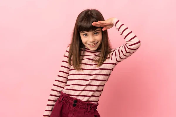 Kleines Mädchen Auf Rosa Hintergrund Salutiert Mit Fröhlichem Gesichtsausdruck — Stockfoto