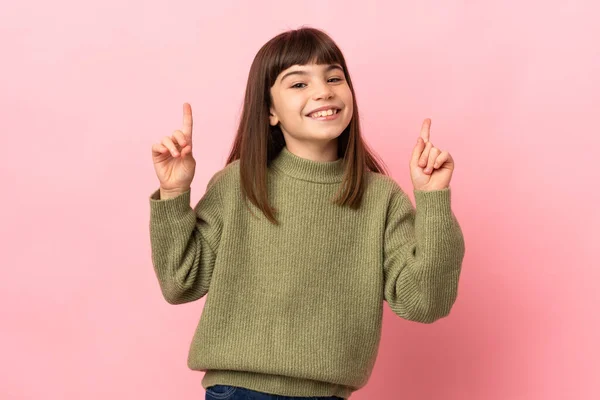Klein Meisje Geïsoleerd Roze Achtergrond Wijzend Een Geweldig Idee — Stockfoto