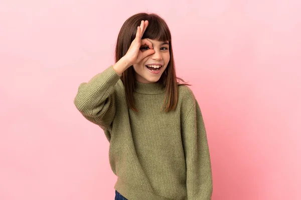 Liten Flicka Isolerad Rosa Bakgrund Visar Tecken Med Fingrar — Stockfoto