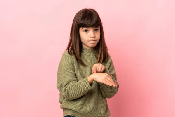 Маленька Дівчинка Ізольована Рожевому Фоні Робить Жест Запізнення — стокове фото