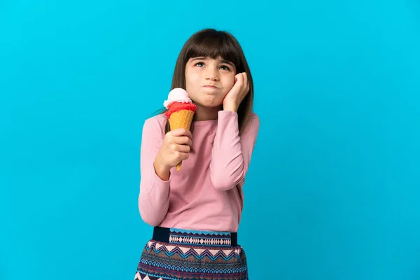 Κοριτσάκι Ένα Παγωτό Κορνέτα Απομονωμένο Μπλε Φόντο Απογοητευμένο Και Καλύπτει — Φωτογραφία Αρχείου