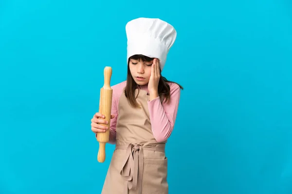 Kleines Mädchen Mit Nudelholz Auf Blauem Hintergrund Und Kopfschmerzen — Stockfoto