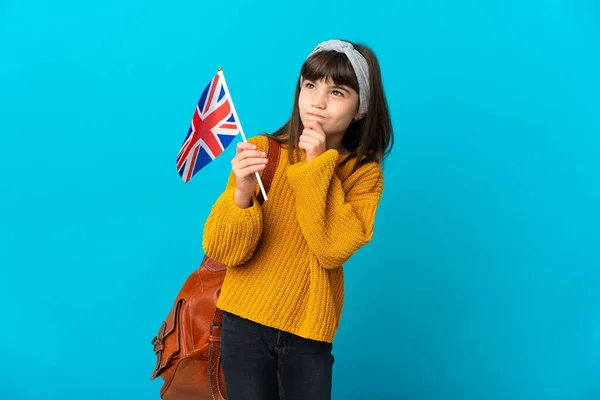 Mała Dziewczynka Studiuje Angielski Odizolowany Niebieskim Tle Patrząc Górę — Zdjęcie stockowe