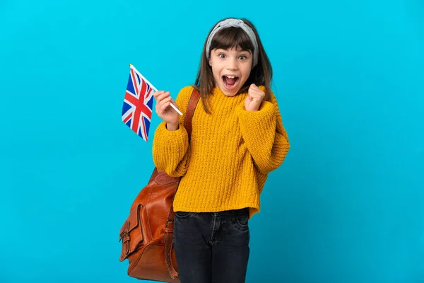 Malá Dívka Studuje Angličtinu Izolované Modrém Pozadí Slaví Vítězství Pozici — Stock fotografie