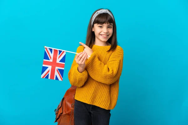 Bambina Che Studia Inglese Isolata Sfondo Blu Indicando Lato Presentare — Foto Stock