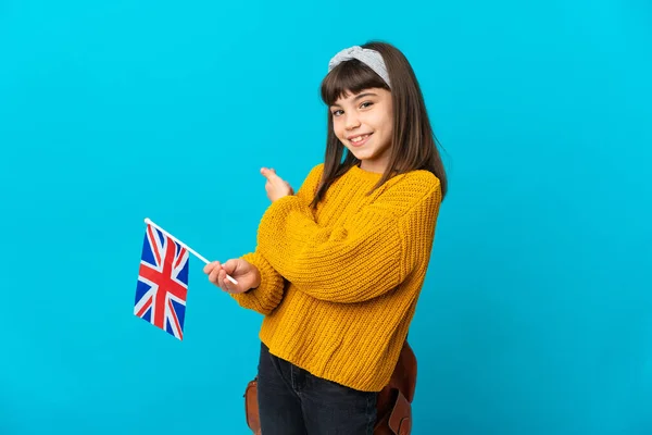 Mała Dziewczynka Studiuje Angielski Odizolowany Niebieskim Tle Wskazując Wstecz — Zdjęcie stockowe