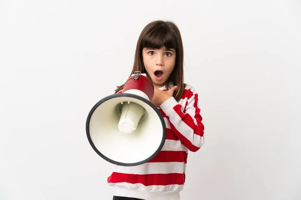 Mała Dziewczynka Odizolowana Białym Tle Krzyczy Przez Megafon Zdumionym Wyrazem — Zdjęcie stockowe