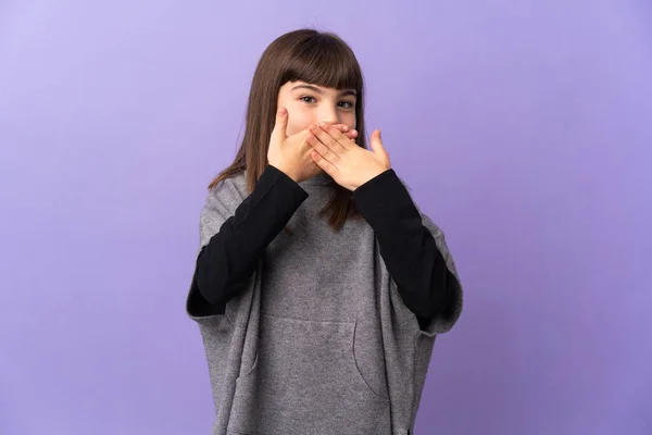 Kleines Mädchen Über Isoliertem Hintergrund Der Mund Mit Händen Bedeckt — Stockfoto