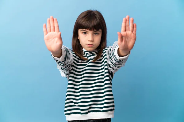 Malá Dívka Izolovaném Pozadí Dělat Stop Gesto Zklamání — Stock fotografie