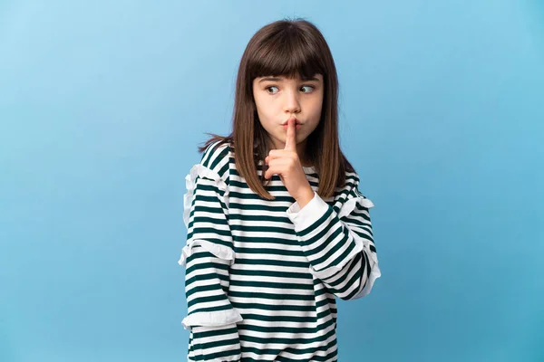 Menina Sobre Fundo Isolado Mostrando Sinal Silêncio Gesto Colocando Dedo — Fotografia de Stock