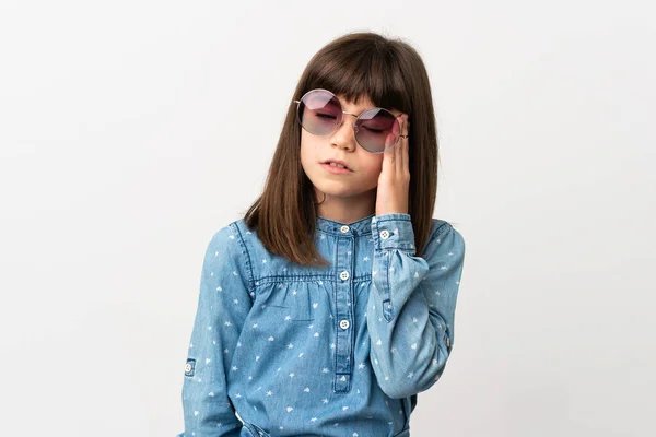 Menina Com Óculos Sol Isolado Fundo Branco Com Dor Cabeça — Fotografia de Stock