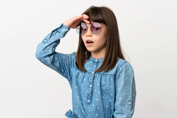 Liten Flicka Med Solglasögon Isolerad Vit Bakgrund Gör Överraskning Gest — Stockfoto