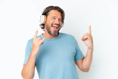 Üst düzey Hollandalı beyaz arka planda izole edilmiş rock hareketleri yapan müzik dinliyor.