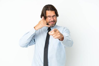 Hollandalı kıdemli iş adamı beyaz arka planda izole edilmiş telefon jesti yapıyor ve ön tarafı işaret ediyor.