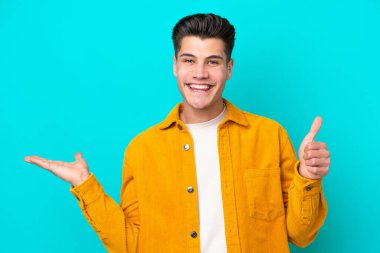 Genç, beyaz bir adam mavi bir bakkalda izole edilmiş. Elinde fotokopi odası hayali var. Bir ilan vermek için.