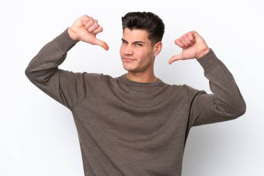 Beyaz fırında soyutlanmış yakışıklı beyaz adam gururlu ve kendini beğenmiş.