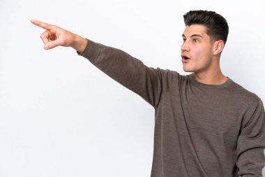 Beyaz fırında izole edilmiş yakışıklı beyaz adam işaret ediyor.