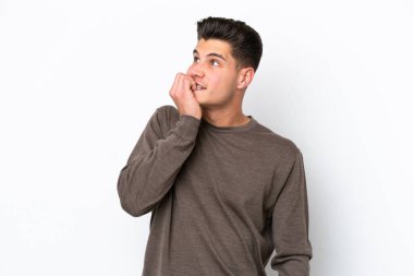 Beyaz fırında izole edilmiş yakışıklı beyaz adam biraz gergin.