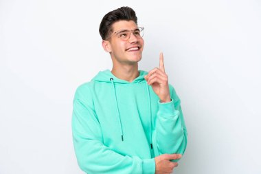 Beyaz fırında izole edilmiş yakışıklı beyaz adam harika bir fikri işaret ediyor.