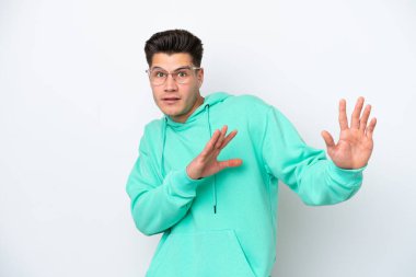 Beyaz fırında soyutlanmış beyaz, yakışıklı beyaz bir adam ellerini öne uzatıyor.