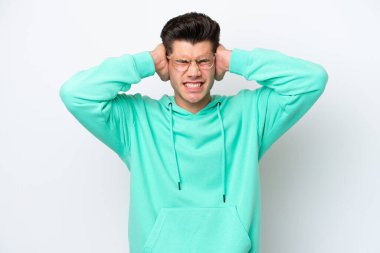 Beyaz fırında izole edilmiş yakışıklı beyaz adam hayal kırıklığına uğramış ve kulaklarını kapatmış.