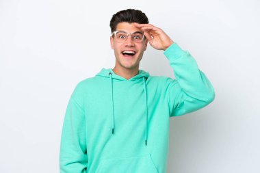 Beyaz fırında tecrit edilmiş yakışıklı beyaz adam bir şey fark etti ve çözümü arıyor.