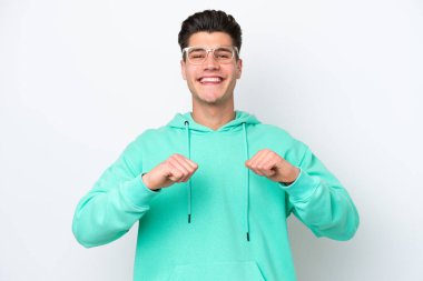 Beyaz fırında yalıtılmış beyaz, yakışıklı, beyaz bir adam.