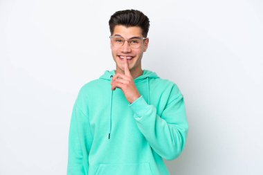 Beyaz fırında izole edilmiş yakışıklı beyaz bir adam sessizlik işareti gösteriyor. Parmağını ağzına sok.