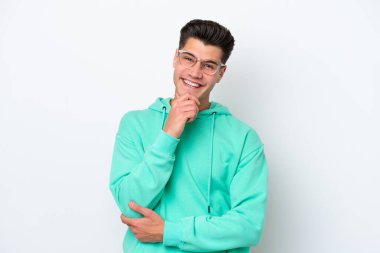 Beyaz fırında izole edilmiş yakışıklı beyaz adam mutlu ve gülümsüyor.