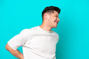 Genç, beyaz, yakışıklı bir adam, mavi fırında tek başına kalmış, sırt ağrısı çekiyor, çabaladığı için.