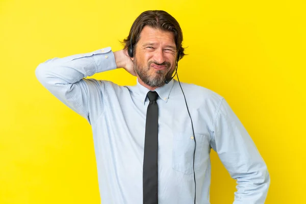 Telemarketer Holenderski Człowiek Pracuje Słuchawki Izolowane Żółtym Tle Neckache — Zdjęcie stockowe