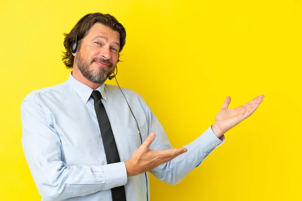 Telemarketer Holenderski Człowiek Pracuje Zestawu Słuchawkowego Izolowane Żółtym Tle Wyciągając — Zdjęcie stockowe