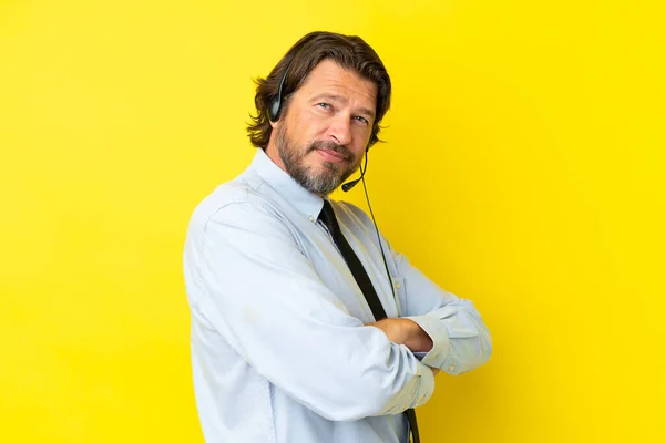 Telemarketer Holenderski Człowiek Pracuje Zestawu Słuchawkowego Izolowane Żółtym Tle Ramionami — Zdjęcie stockowe