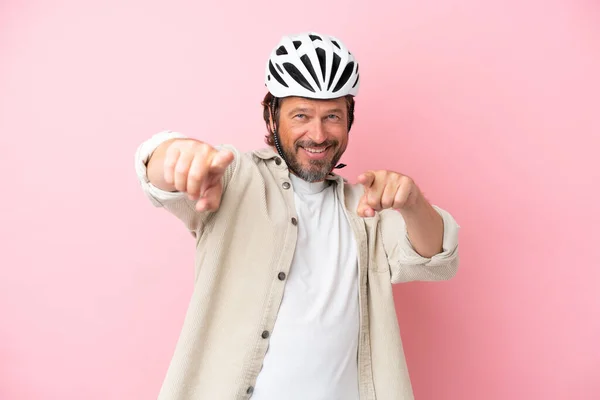 Homem Holandês Sênior Com Capacete Bicicleta Isolado Rosa Pontos Fundo — Fotografia de Stock