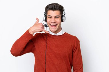 Tele pazarlamacı beyaz arka planda izole edilmiş bir kulaklıkla çalışan beyaz bir adam telefon hareketi yapıyor. Bana geri dönüş işareti ver.