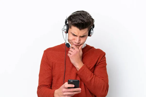 Homem Caucasiano Telemarketer Trabalhando Com Fone Ouvido Isolado Fundo Branco — Fotografia de Stock