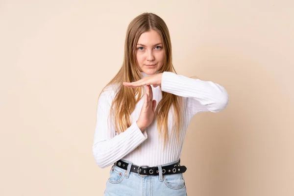 Adolescente Ragazza Ucraina Isolato Sfondo Beige Rendendo Tempo Fuori Gesto — Foto Stock