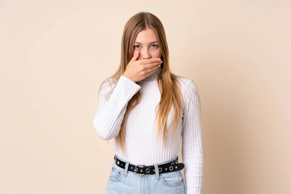 Nastolatek Ukraiński Dziewczyna Odizolowany Beżowy Tło Obejmujące Usta Ręka — Zdjęcie stockowe