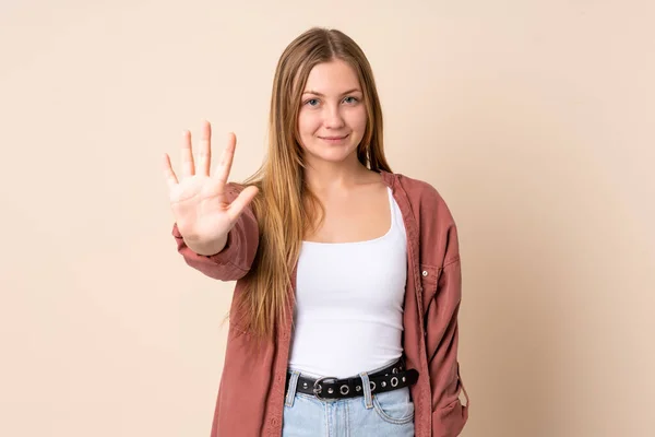 Tiener Oekraïense Meisje Geïsoleerd Beige Achtergrond Tellen Vijf Met Vingers — Stockfoto