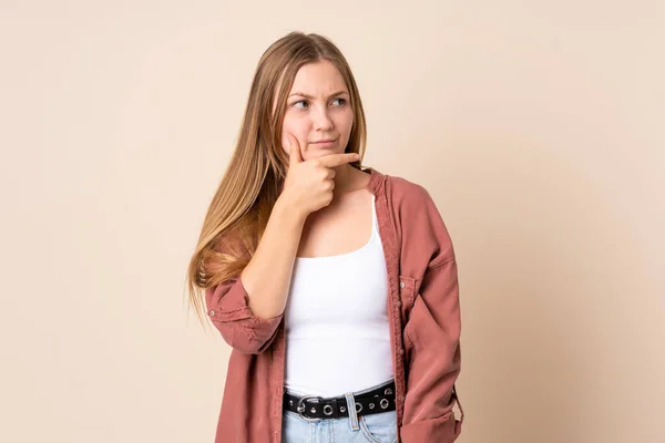 Teenager Ukrainian Girl Isolated Beige Background Having Doubts — Stock Photo, Image