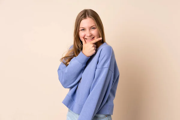 Έφηβη Ουκρανή Κοπέλα Απομονωμένη Μπεζ Φόντο Χαρούμενη Και Χαμογελαστή — Φωτογραφία Αρχείου